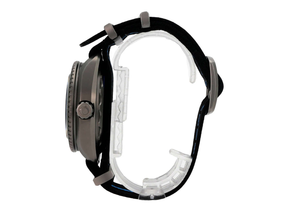 Omega Seamaster Planet Ocean 6000M Ultra Deep 215.92.46.21.01.001 seitliche Ansicht mit schwarzem Textilband