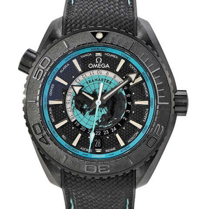 Omega Seamaster Planet Ocean 600M Worldtimer 45,5mm, schwarzes Keramikgehäuse mit blauen Akzenten und Kautschukband.
