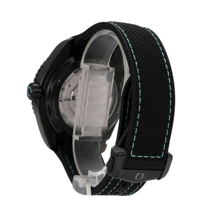 Omega Seamaster Planet Ocean 600M, schwarzes Kautschukband,detailaufnahme der Uhr von hinten, blauer Naht.