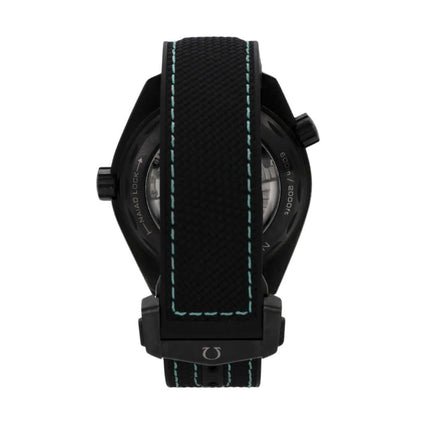 Omega Seamaster Planet Ocean 600M Uhr mit schwarzem Kautschukband und grüner Naht, seitliche Ansicht.