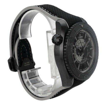 Omega Seamaster Planet Ocean 600M 45,5 Worldtimer 215.92.46.22.01.007 seitliche Ansicht mit schwarzem Kautschukband.