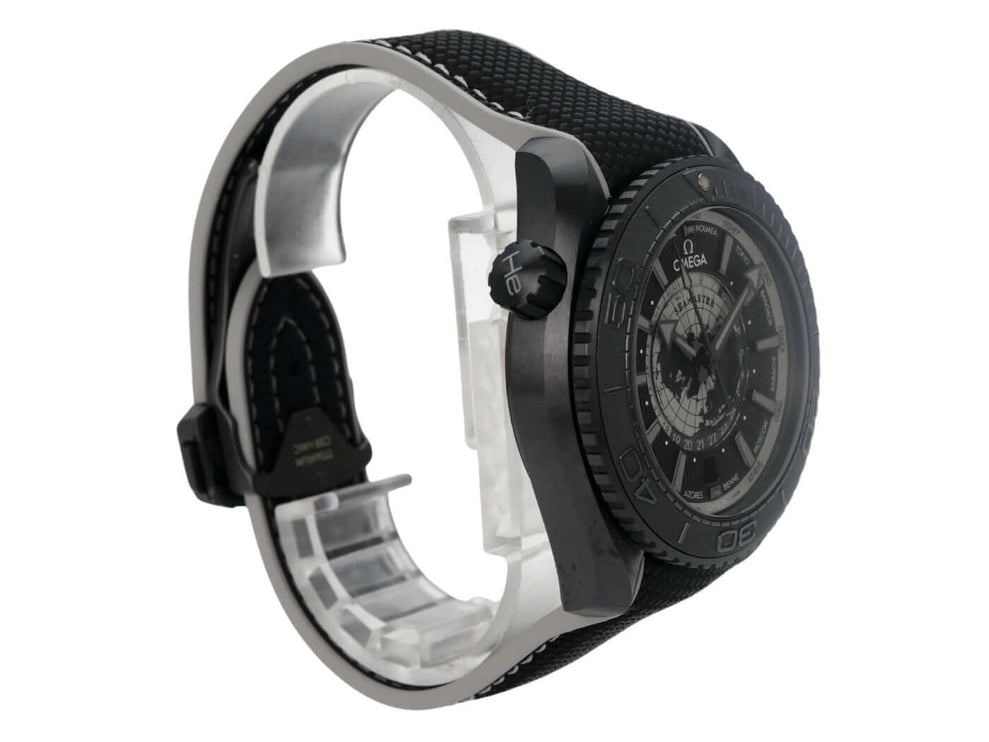 Omega Seamaster Planet Ocean 600M 45,5 Worldtimer 215.92.46.22.01.007 seitliche Ansicht mit schwarzem Kautschukband.