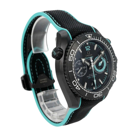 Omega Seamaster Planet Ocean 600M Chronograph ETNZ Deep Black 215.92.46.51.01.003 Uhr mit schwarzem Zifferblatt und grünem Akzent.