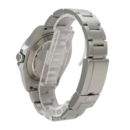 Rolex Explorer II 42 Edelstahl 216570 weißes Zifferblatt seitliche Ansicht mit satiniertem Edelstahlarmband.