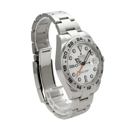 Rolex Explorer II 42 Edelstahl 216570 weißes Zifferblatt von der Seite mit leuchtenden Indizes und Edelstahlband.