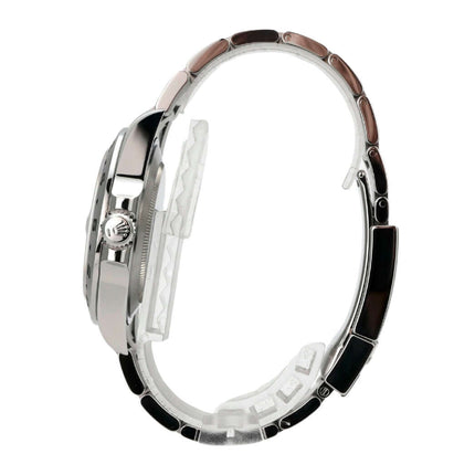 Rolex Explorer II 42 Edelstahl 216570 weißes Zifferblatt Seitensicht des Armbands mit poliertem und satiniertem Edelstahl.