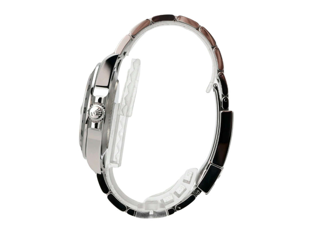 Rolex Explorer II 42 Edelstahl 216570 weißes Zifferblatt Seitensicht des Armbands mit poliertem und satiniertem Edelstahl.