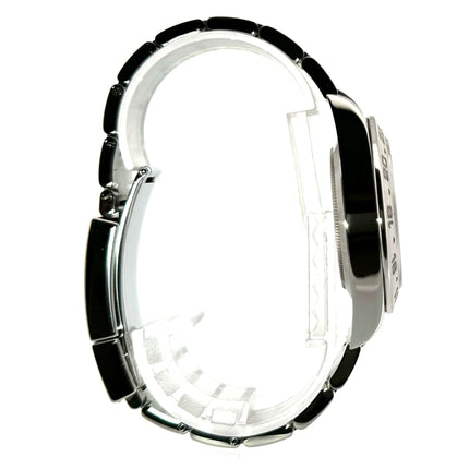 Seitenansicht des Rolex Explorer II 42 Edelstahlgehäuses mit satiniertem Oyster-Armband und Sicherheitsfaltschließe.
