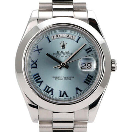 Rolex Day-Date II Platin 218206 mit eisblauem Zifferblatt und römischen Ziffern, 41 mm Gehäusedurchmesser.