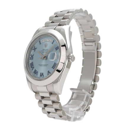 Rolex Day-Date II Platin 218206 mit eisblauem Zifferblatt und römischen Ziffern, 41 mm Gehäuse.