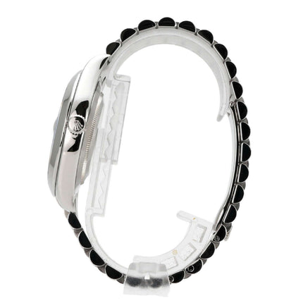 Seitenansicht der Rolex Day-Date II Platin 218206 mit poliertem Gehäuse und schwarzem Präsident Armband.