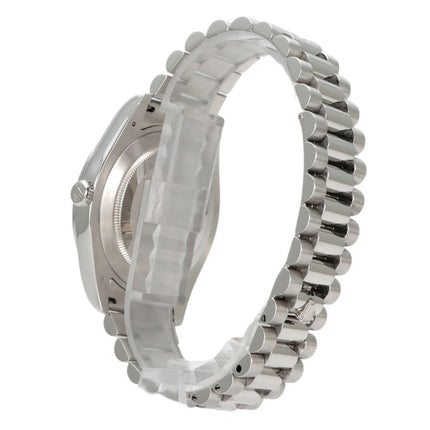 Seitenansicht der Rolex Day-Date II Platin 218206 mit poliertem und satiniertem Präsident Armband.