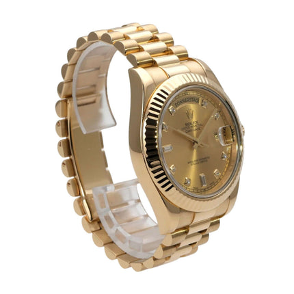 Rolex Day-Date II 218238 Gelbgold Champagner Diamant - Seitenansicht der Uhr mit geriffelter Lünette.