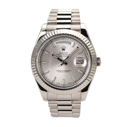 Rolex Day-Date II 218239 in Weißgold mit silbernem Zifferblatt und Präsidentenarmband, Datumsanzeige sichtbar.