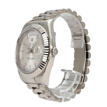 Rolex Day-Date II 218239 in Weißgold, poliertes Gehäuse mit silbernem Zifferblatt und Präsident Armband.