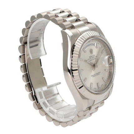 Rolex Day-Date II 218239 in Weißgold mit silberfarbenem Zifferblatt und Präsident Armband, 41 mm Gehäusedurchmesser.