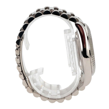 Rolex Day-Date II 218239 Weißgold Armband Ansicht von der Seite mit polierten und satinierten Oberflächen.