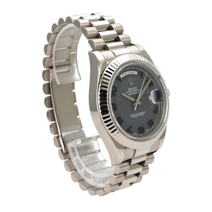 Rolex Day-Date II 218239 Weißgold Grau Arabisch, elegante Armbanduhr mit schwarzem Zifferblatt und weißgoldenem Armband.
