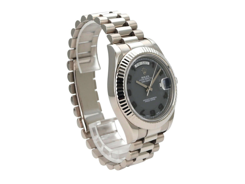 Rolex Day-Date II 218239 Weißgold Grau Arabisch, elegante Armbanduhr mit schwarzem Zifferblatt und weißgoldenem Armband.