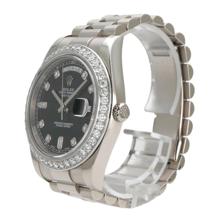 Rolex Day-Date II 218239 aus Weißgold mit schwarzem Zifferblatt und Diamantenbesatz, Edelstahlarmband.