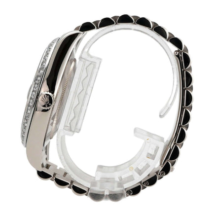 Rolex Day-Date II 218239 in Weißgold mit schwarzem Zifferblatt und Diamanten, Seitenansicht, elegant und luxuriös.