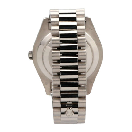 Rolex Day-Date II 218239 in Weißgold mit schwarzem Armband und polierter Detailansicht.