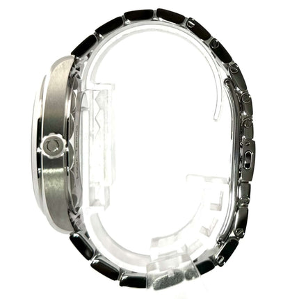 Seitenansicht der Omega Seamaster Aqua Terra 150M Master Chronometer 220.10.38.20.01.001 mit Edelstahlgehäuse und Armband, poliert und satiniert