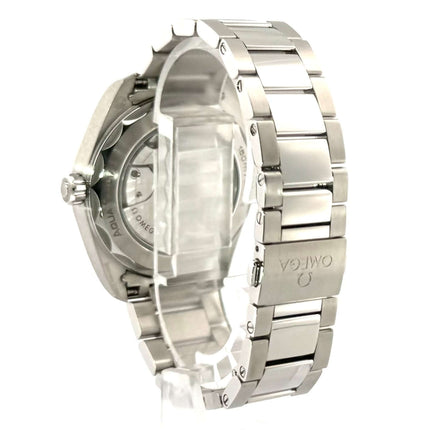 Rückseite der Omega Seamaster Aqua Terra 150M Master Chronometer mit poliertem und satiniertem Edelstahlarmband