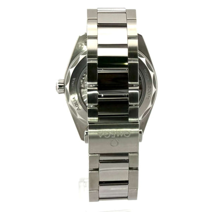 Rückansicht des Omega Seamaster Aqua Terra 150M Master Chronometer 220.10.38.20.01.001 mit Edelstahlarmband und polierter Lünette.