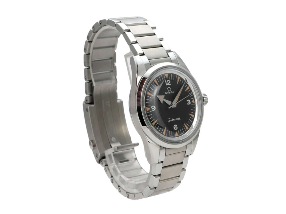 OMEGA Seamaster Railmaster Co-Axial Master Chronometer 220.10.38.20.01.002 mit poliertem Edelstahlband und schwarzem Zifferblatt.