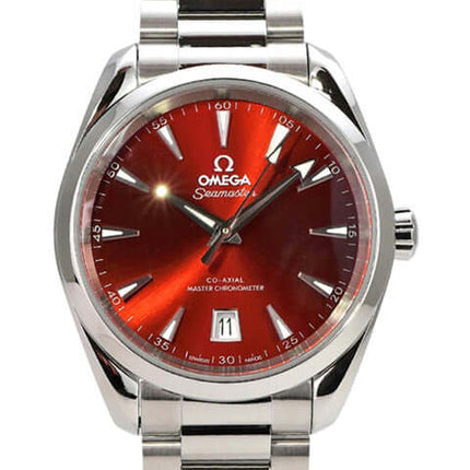 Omega Seamaster Aqua Terra 38 Shades 220.10.38.20.13.003 mit rotem Zifferblatt und Edelstahlarmband.