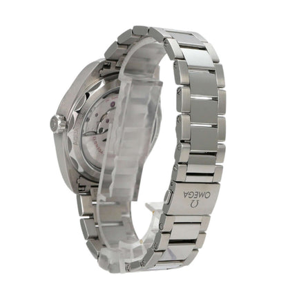 Omega Seamaster Aqua Terra 220.10.41.21.03.001, Edelstahlgehäuse und Armband, Automatik-Uhrwerk von der Seite.