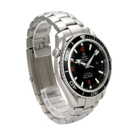 Omega Seamaster Planet Ocean 600m 2200.51.00 mit Edelstahlarmband und schwarzem Zifferblatt.