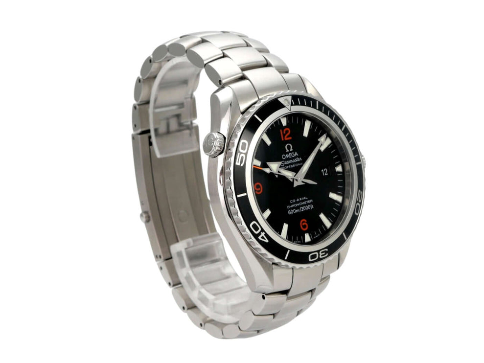 Omega Seamaster Planet Ocean 600m 2200.51.00 mit Edelstahlarmband und schwarzem Zifferblatt.