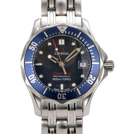 Omega Seamaster 300M Quarz 222.48.000 mit Edelstahlgehäuse, blauem Zifferblatt und poliertem Band.