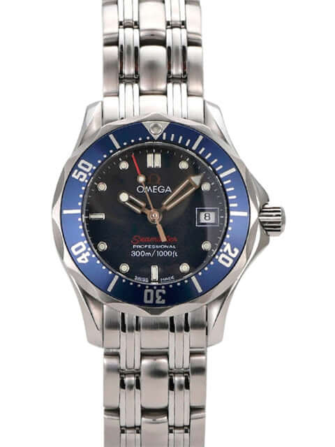 Omega Seamaster 300M Quarz 222.48.000 mit Edelstahlgehäuse, blauem Zifferblatt und poliertem Band.