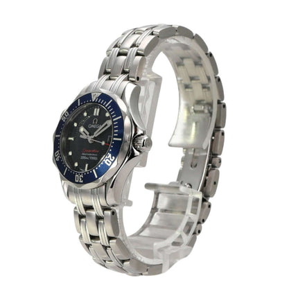 Omega Seamaster 300M Quarz 222.48.000 Edelstahlarmband mit schwarzem Zifferblatt und blauer Lünette.