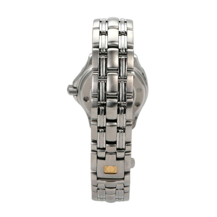 Omega Seamaster 300M Quarz 222.48.000 Edelstahlband von hinten mit polierter und satinierter Oberfläche.