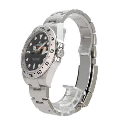 Rolex Explorer II 226570 Schwarz mit Edelstahlband und schwarzem Zifferblatt, seitliche Ansicht der Uhr.
