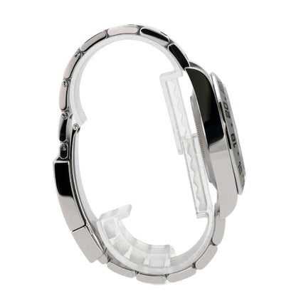 Seitenansicht der Rolex Explorer II 226570 mit poliertem und satiniertem Edelstahlarmband.