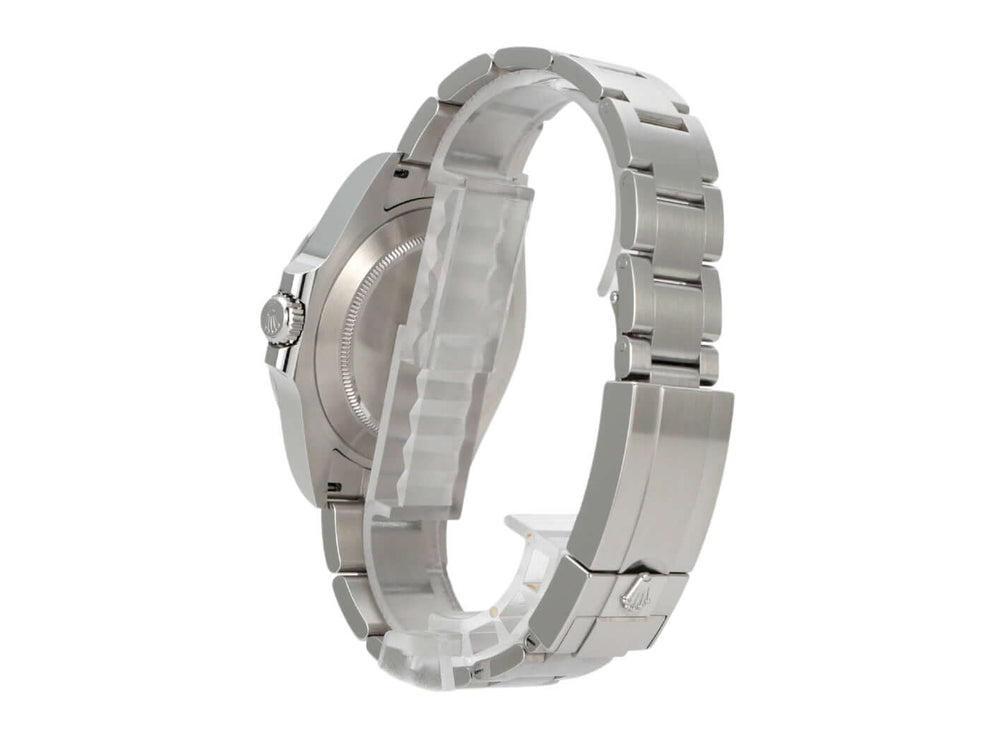 Seitenansicht der Rolex Explorer II 226570 mit silbernem Edelstahlarmband und poliertes Gehäuse.