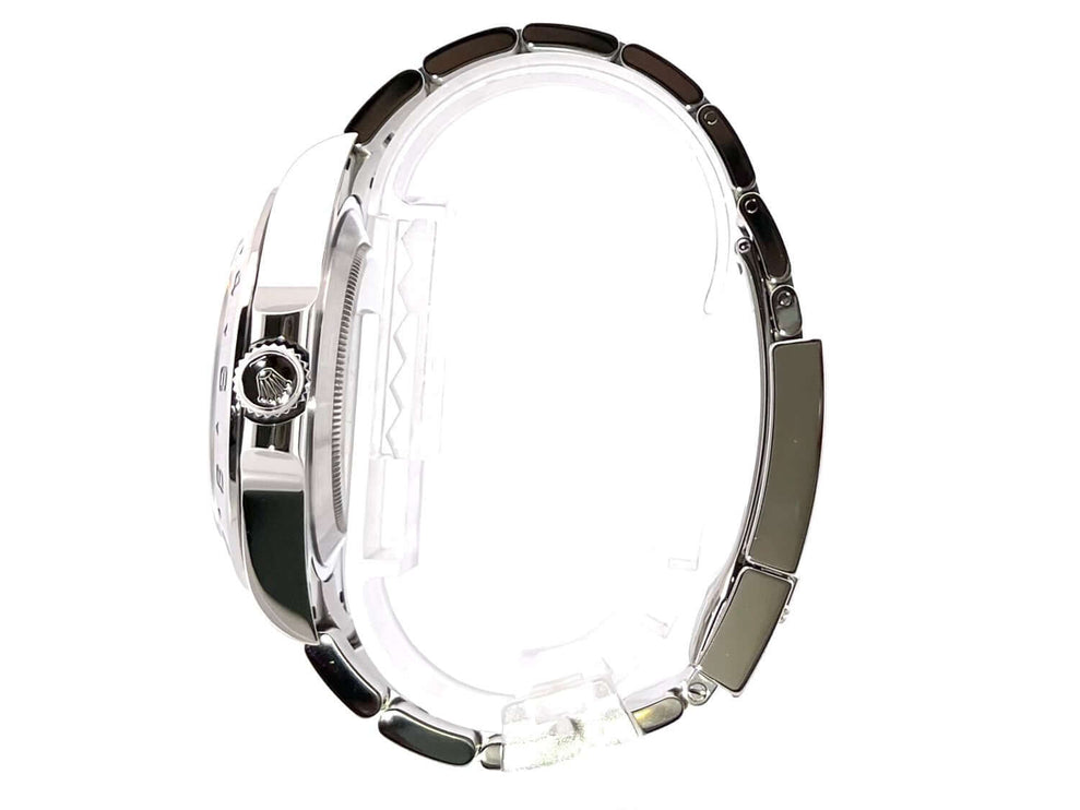 Seitenansicht der Rolex Explorer II 226570 Edelstahl Armband, poliertes und satiniertes Gehäuse, sichtbar das Logo-Detail.