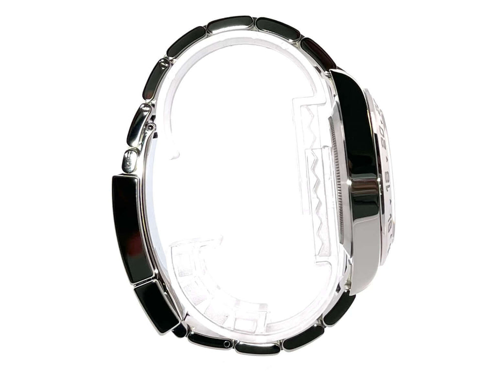 Rolex Explorer II 226570 Seitenansicht, Edelstahlarmband und polierte Verarbeitung, luxuriöse Details sichtbar.