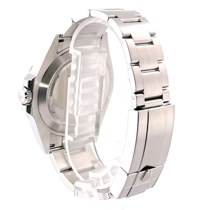 Rückansicht der Rolex Explorer II 226570 mit satiniertem Edelstahlgehäuse und Oyster-Armband, Sicherheitsfaltschließe und polierten Details.