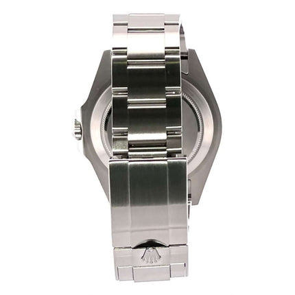 Rückseite der Rolex Explorer II 226570 Schwarz mit poliertem und satiniertem Edelstahlgehäuse und Sicherheitsfaltschließe des Oyster Armbands.