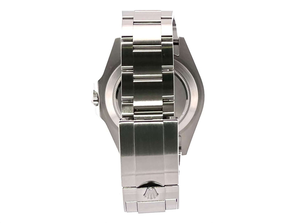 Rückseite der Rolex Explorer II 226570 Schwarz mit poliertem und satiniertem Edelstahlgehäuse und Sicherheitsfaltschließe des Oyster Armbands.