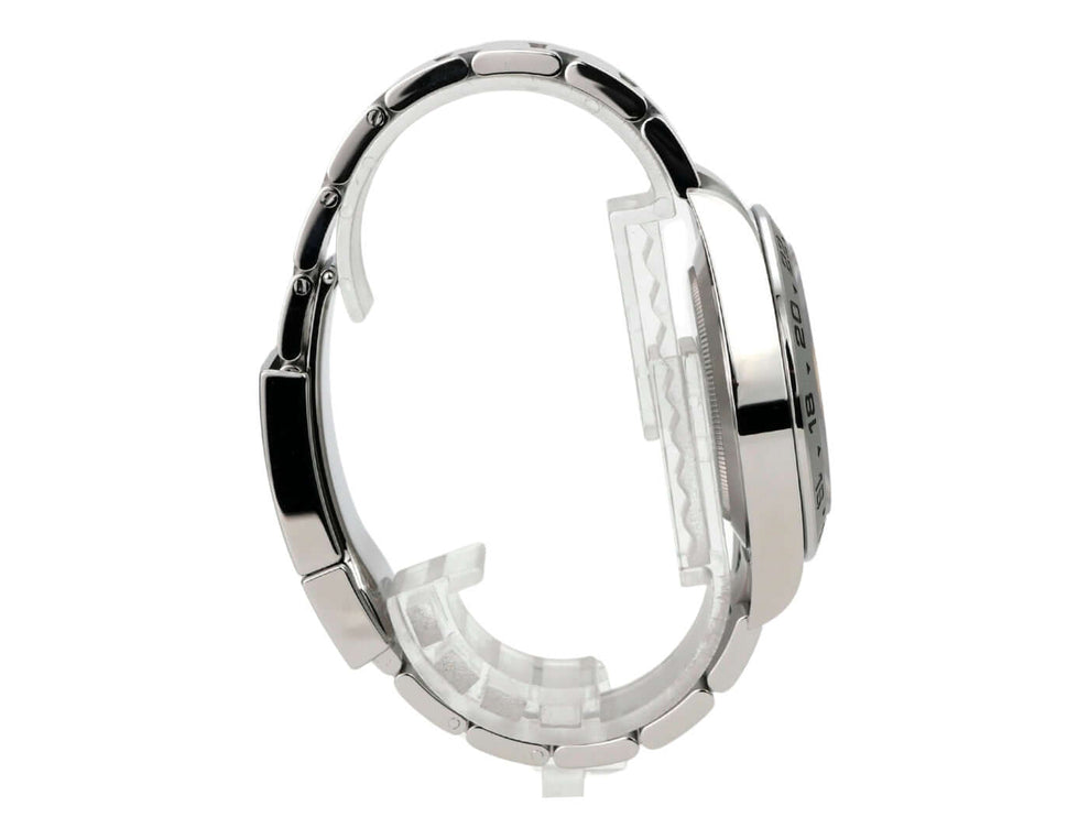 Rolex Explorer II 226570 Schwarz mit poliertem Edelstahl-Gehäuse und satiniertem Armband seitlich.