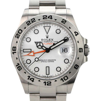 Rolex Explorer II 226570 Weiß mit silbernem Armband und weißem Zifferblatt, Gehäuse aus Edelstahl.
