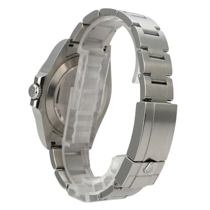 Rolex Explorer II 226570 Weiß Uhr mit satiniertem Edelstahlarmband und Sicherheitsfaltschließe, seitliche Ansicht.
