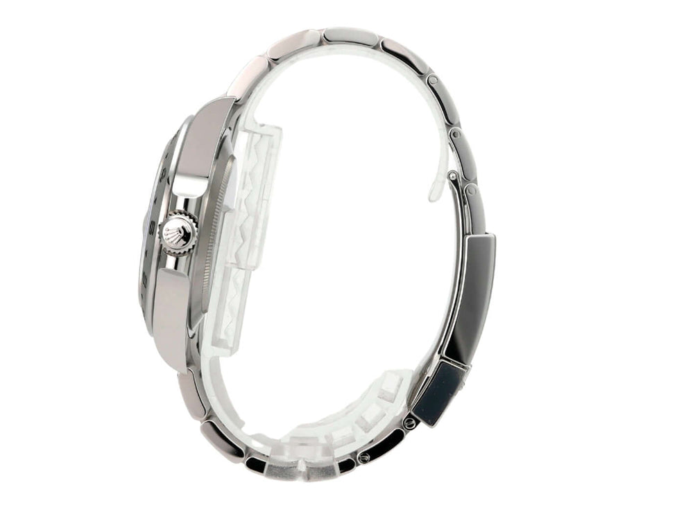 Seitenansicht der Rolex Explorer II 226570 Weiß mit poliertem und satiniertem Edelstahlarmband.